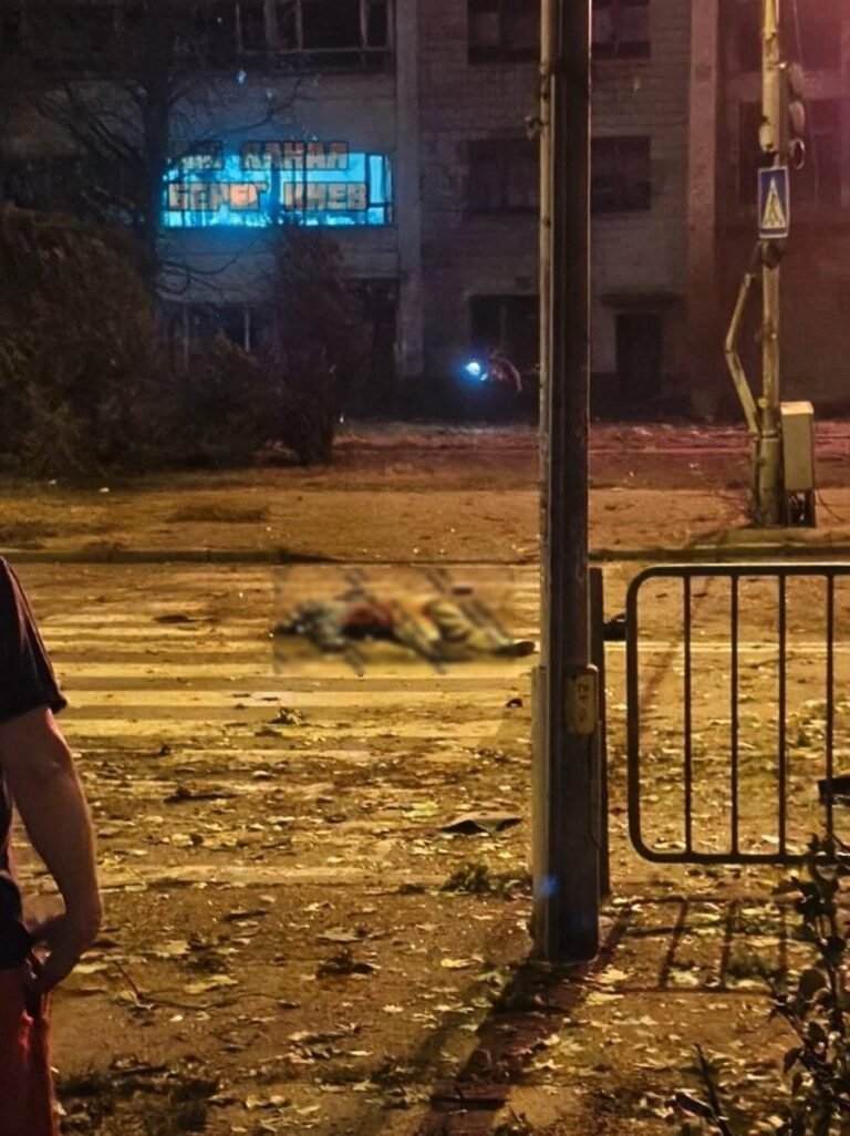 A Kiev, les corps de deux personnes tuées lors d'une attaque russe gisent au milieu de la rue.