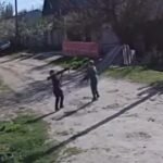 Images d'archives de deux jeunes garçons vivant près des lignes de front en Ukraine tirant…