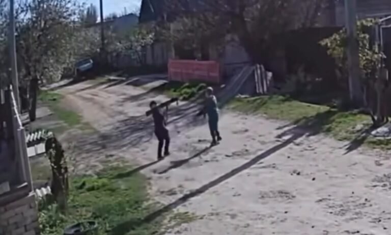 Images d'archives de deux jeunes garçons vivant près des lignes de front en Ukraine tirant…