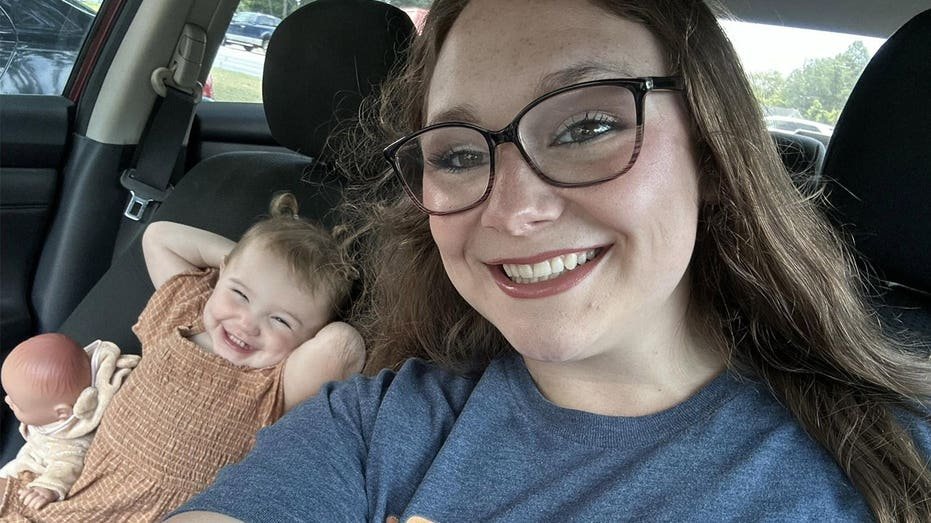 Une mère de l'Alabama accusée de meurtre après avoir attaché un enfant, laissé étouffer pendant 12 heures : flics