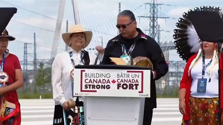 Un nouveau pont reliant le Canada et les États-Unis vient d'être inauguré.