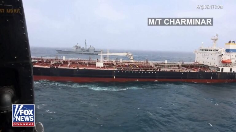 Les forces américaines descendent d'hélicoptères, prennent d'assaut 12 navires commerciaux se dirigeant…