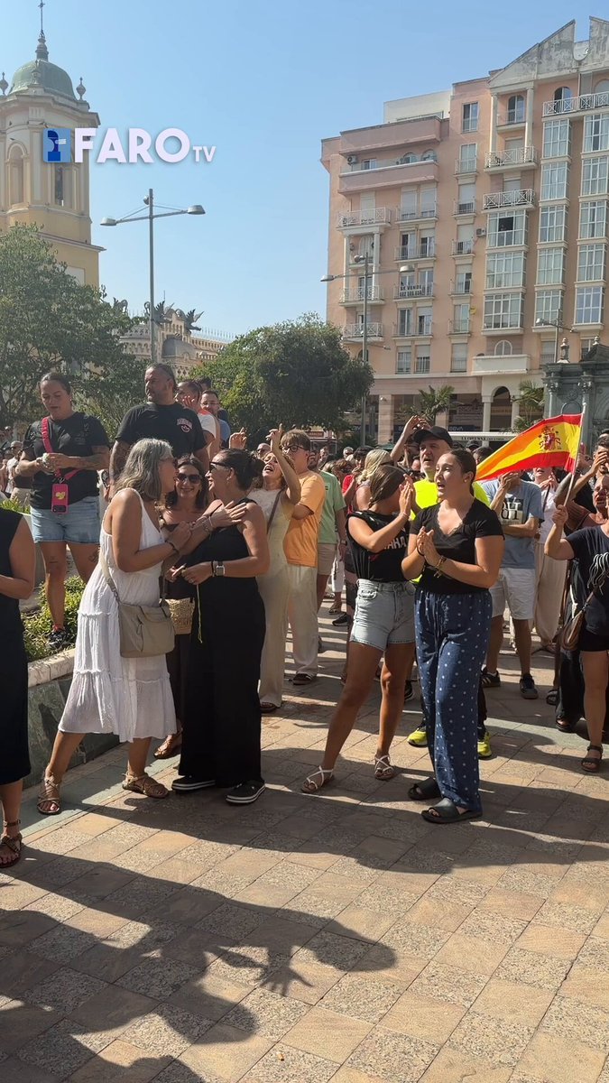 🇪🇸 Des centaines d'Espagnols se rassemblent sur la Plaza de los Reyes pour protester contre l'invasion de…