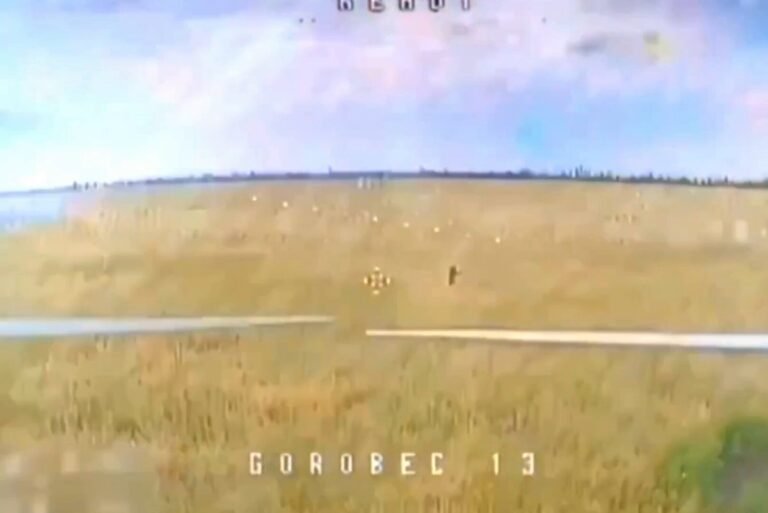 Un soldat russe a tenté d'abattre un drone FPV ukrainien en lui lançant un drone Mavic