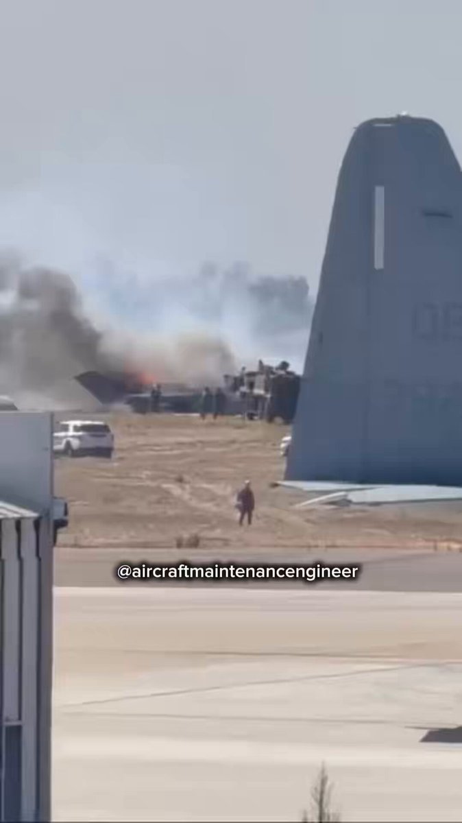 Des images supplémentaires montrent des pompiers luttant contre l'incendie à la base aérienne du Corps des…