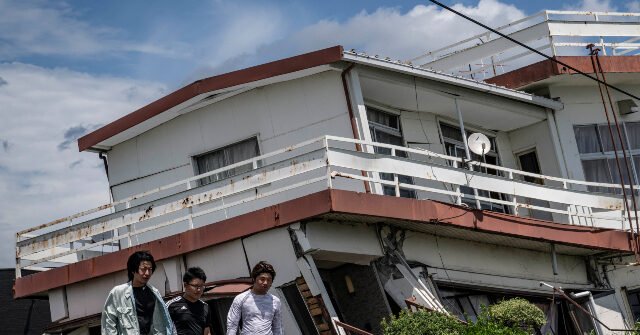 Le bilan des morts s'élève à 18 alors que les sauveteurs parcourent les décombres du tremblement de terre au Japon