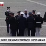 Une procession solennelle se déroule au Capitole des États-Unis tandis que le cercueil du sénateur Lindsey…