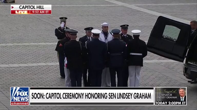 Une procession solennelle se déroule au Capitole des États-Unis tandis que le cercueil du sénateur Lindsey…