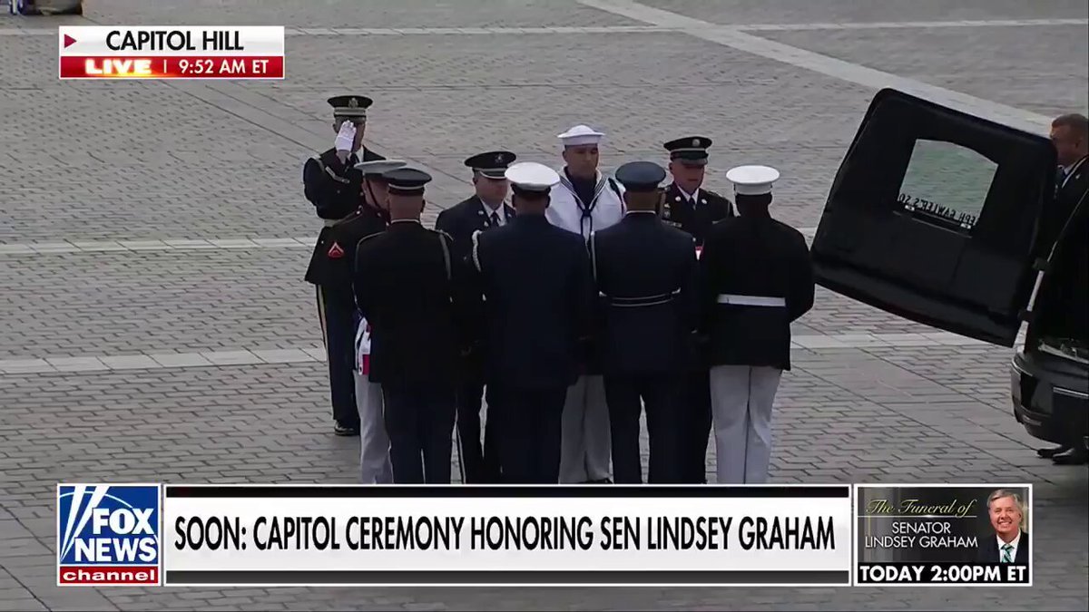 Une procession solennelle se déroule au Capitole des États-Unis tandis que le cercueil du sénateur Lindsey…
