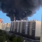 Un énorme panache de fumée provenant du centre de distribution russe en feu de Wildberries s'élève ce…