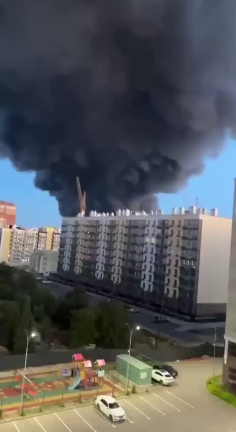 Un énorme panache de fumée provenant du centre de distribution russe en feu de Wildberries s'élève ce…