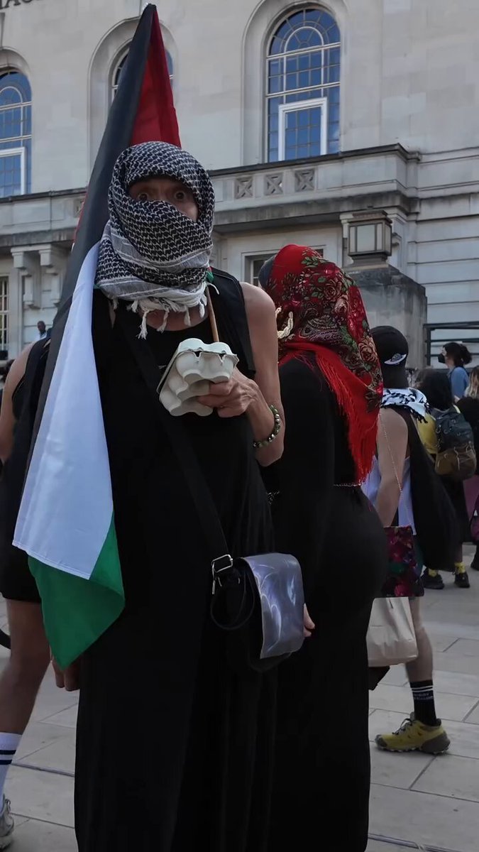 Un affrontement violent et intense éclate lors d'une manifestation stéréotypée pro-palestinienne au…
