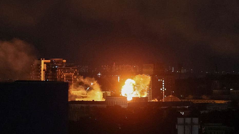 La Russie lance une attaque de missiles balistiques sur Kyiv quelques heures après que Zelensky a prévenu d'une frappe majeure