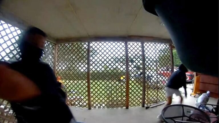 La famille du tueur de Gilgo Beach affirme que le harcèlement ne s'arrête jamais après que duo masqué a frappé à leur porte : avocat