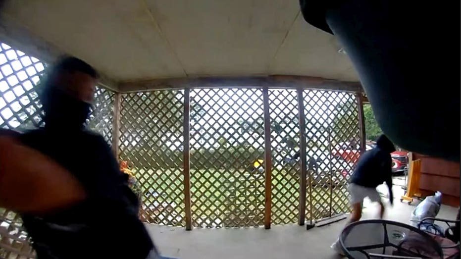 La famille du tueur de Gilgo Beach affirme que le harcèlement ne s'arrête jamais après que duo masqué a frappé à leur porte : avocat