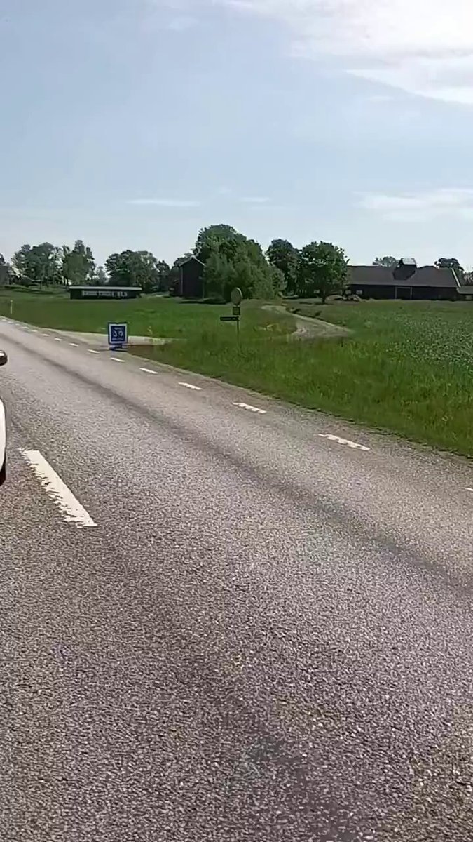 L'A400M Atlas français atterrit sur une voie publique en Suède lors d'exercices militaires.