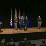 Le secrétaire américain à la Guerre, Pete Hegseth, remet aujourd'hui la Médaille de la défense des…