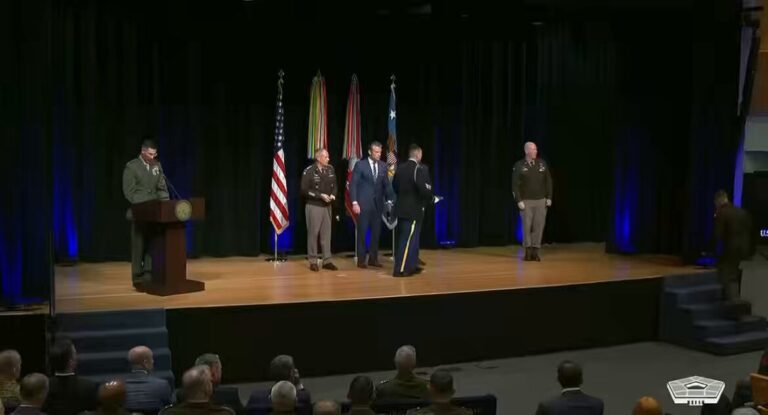 Le secrétaire américain à la Guerre, Pete Hegseth, remet aujourd'hui la Médaille de la défense des…