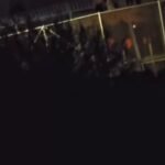 Des masses importantes de migrants illégaux sont à nouveau apparues ce soir et escaladent la barrière…