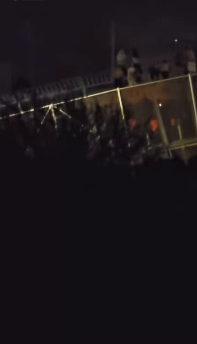 Des masses importantes de migrants illégaux sont à nouveau apparues ce soir et escaladent la barrière…