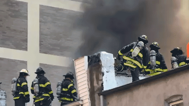 Un incendie à 5 alarmes à New York blesse au moins 17 pompiers et d'autres alors que l'incendie endommage plusieurs immeubles d'habitation