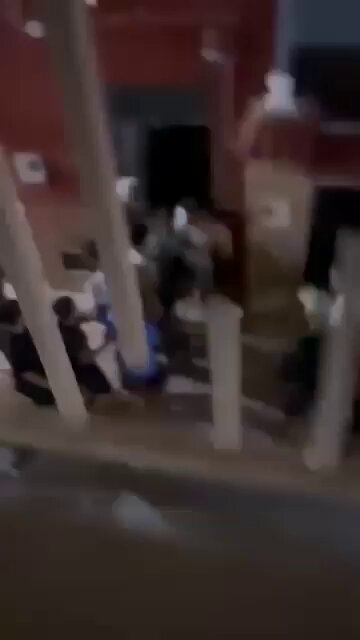 Des étrangers illégaux ont été vus prendre d’assaut des maisons à Ceuta, en Espagne, au milieu d’une…