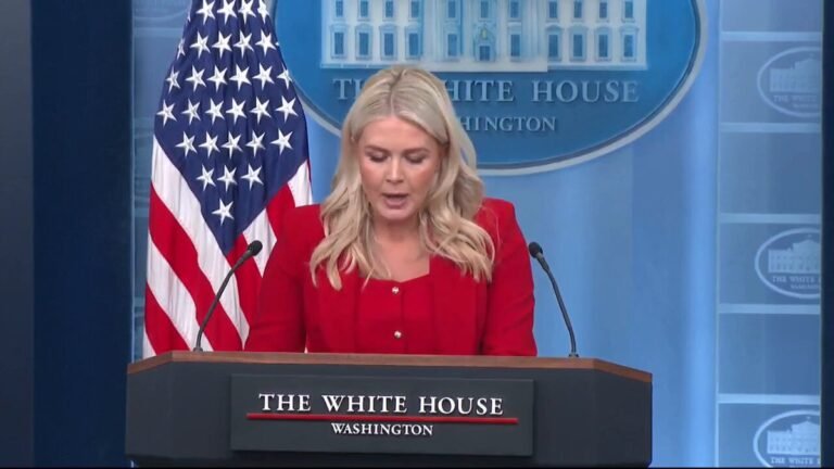.@PressSec : « Un peu plus d'un an après que le président Trump a signé la loi sur les réductions d'impôts…