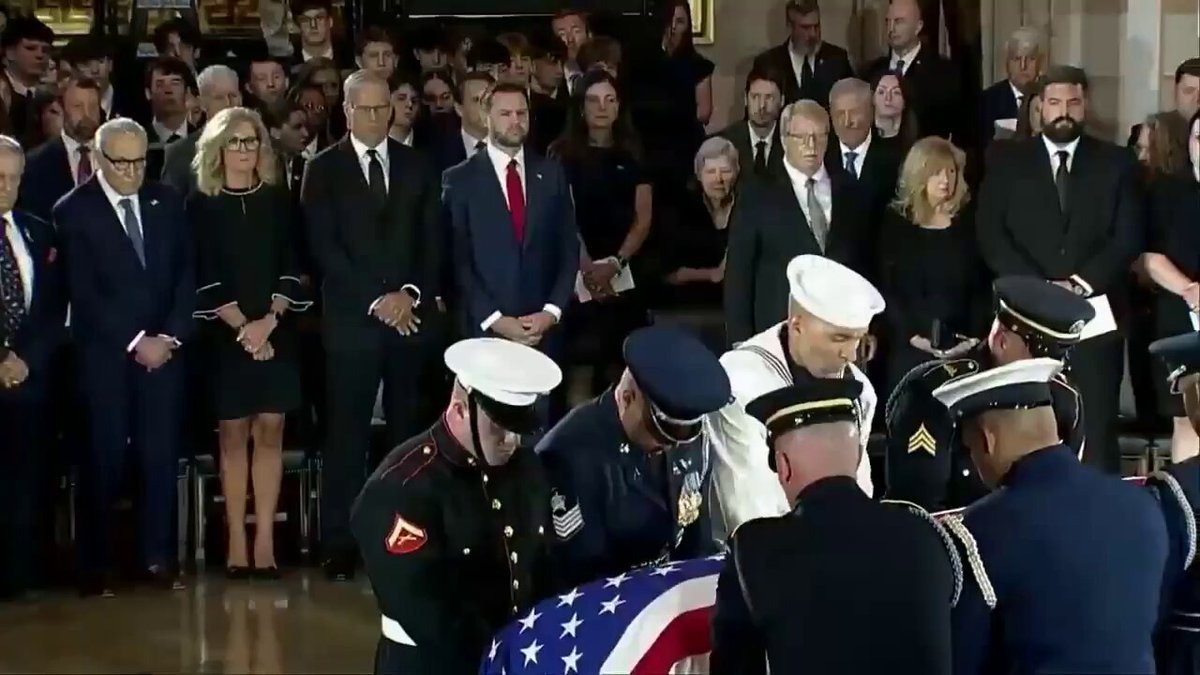 Le vice-président Vance assiste au service commémoratif du sénateur Lindsey Graham au Capitole des États-Unis.