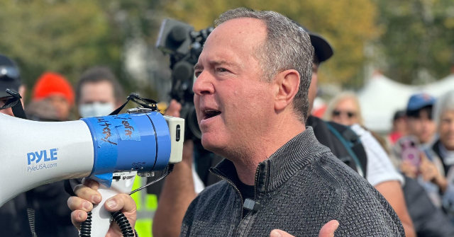 Schiff sur les socialistes : je m'en soucie seulement s'ils sont « prêts à contester » le système, je pense que « la plupart » n'adhèrent pas aux statuts « extrêmes » du DSA