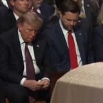 Le président Trump distribue des Tic Tacs lors des funérailles de Lindsey Graham.