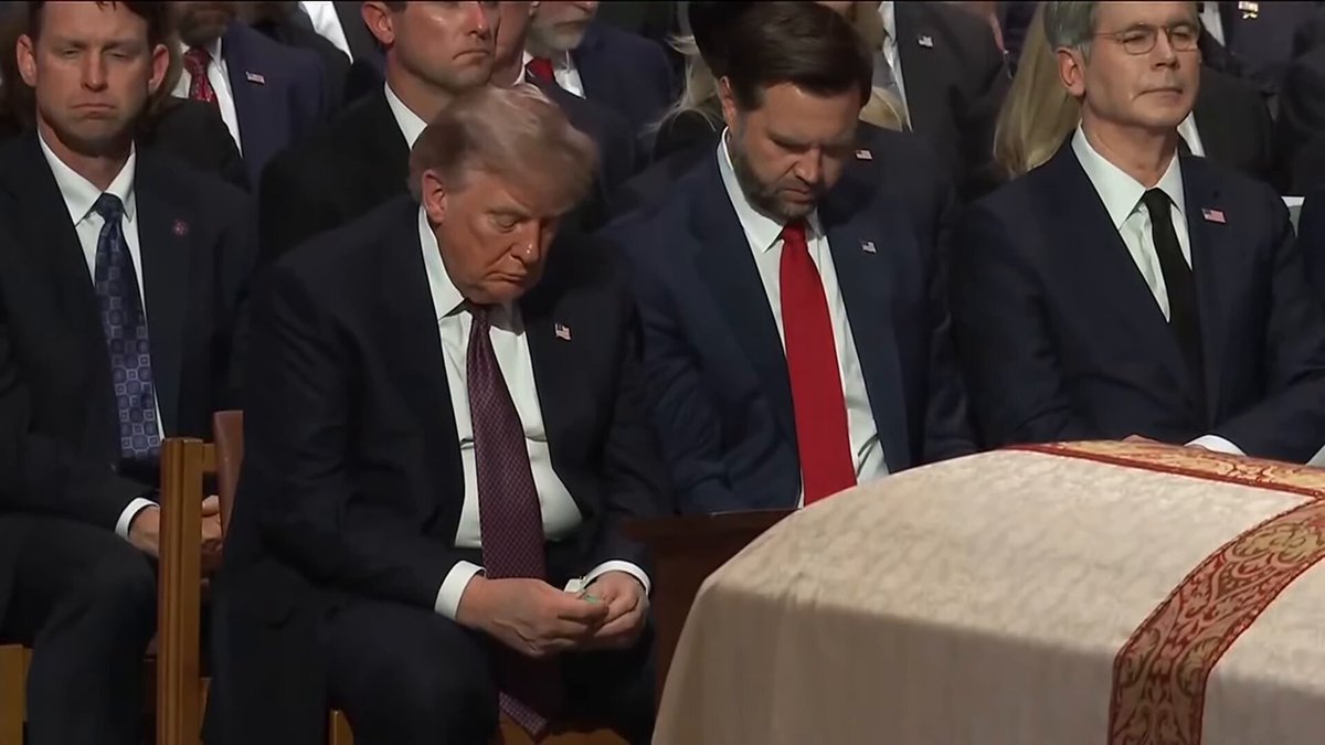 Le président Trump distribue des Tic Tacs lors des funérailles de Lindsey Graham.