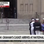 Le cercueil drapé du drapeau du sénateur Lindsey Graham arrive à la cathédrale nationale de Washington…