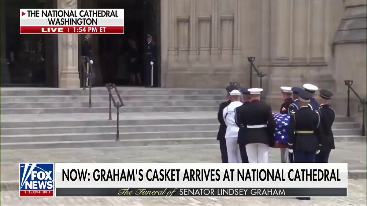 Le cercueil drapé du drapeau du sénateur Lindsey Graham arrive à la cathédrale nationale de Washington…