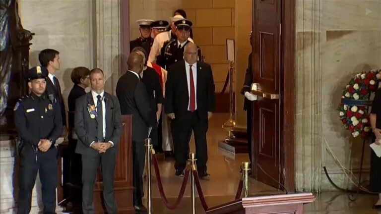 MAINTENANT – Le corps de Lindsey Graham arrive à la rotonde du Capitole et repose en état de deuil.