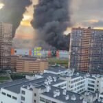Une vidéo dramatique montre le moment où des drones ukrainiens ont frappé un centre logistique de…