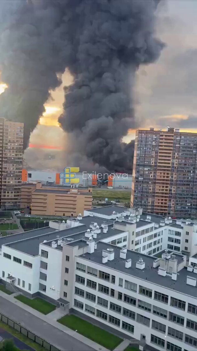 Une vidéo dramatique montre le moment où des drones ukrainiens ont frappé un centre logistique de…