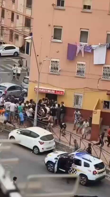 🇪🇸 Les magasins de la ville espagnole de Ceuta sont envahis et pillés par des immigrés clandestins.