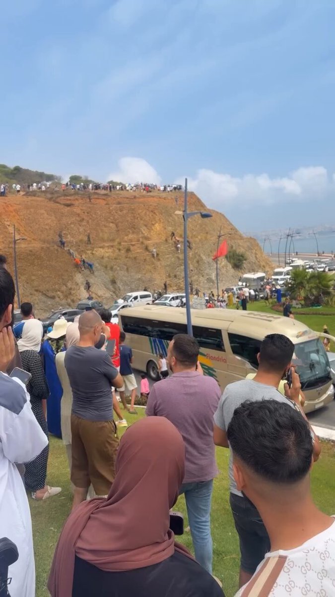 Des gardes-frontières marocains aident les migrants illégaux à trouver le meilleur chemin vers la barrière…