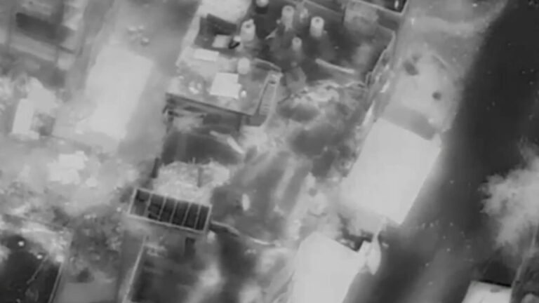 Tsahal et le Shin Bet ont détruit pendant la nuit quatre entrepôts d’armes du Hamas à Gaza, contenant des…