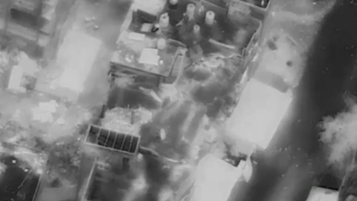 Tsahal et le Shin Bet ont détruit pendant la nuit quatre entrepôts d’armes du Hamas à Gaza, contenant des…