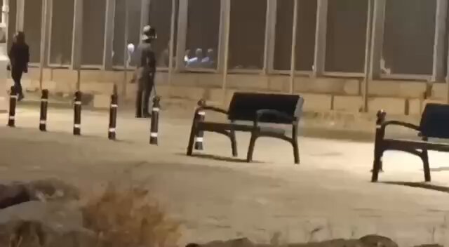 🇪🇸 Les migrants derrière la clôture se moquent et narguent simplement un policier espagnol, se sentant en…