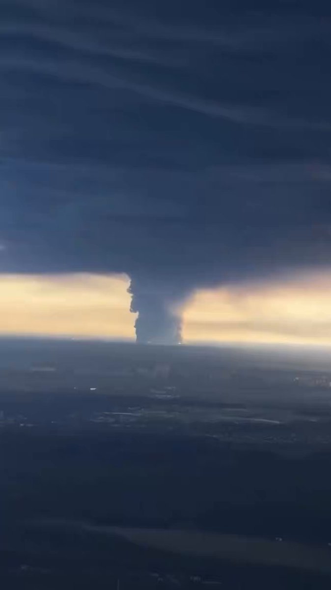 Des Russes filment en train de voler sous l'énorme nuage de fumée près de Moscou suite aux frappes de…