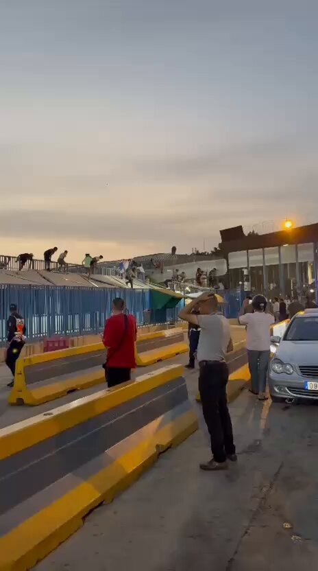 🇪🇸 Des immigrants illégaux franchissent la barrière frontalière de Melilla avec l'Espagne.