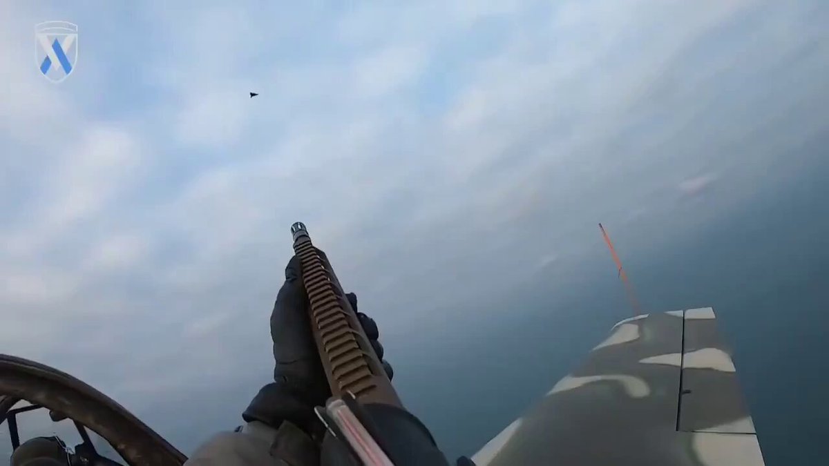 Des drones russes Shahed-136 abattus par des tirs de mitrailleuses depuis le cockpit d'un avion ukrainien…