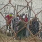 Des dizaines de migrants se sont dirigés vers la barrière frontalière de Ceuta après qu'un garde-frontière…