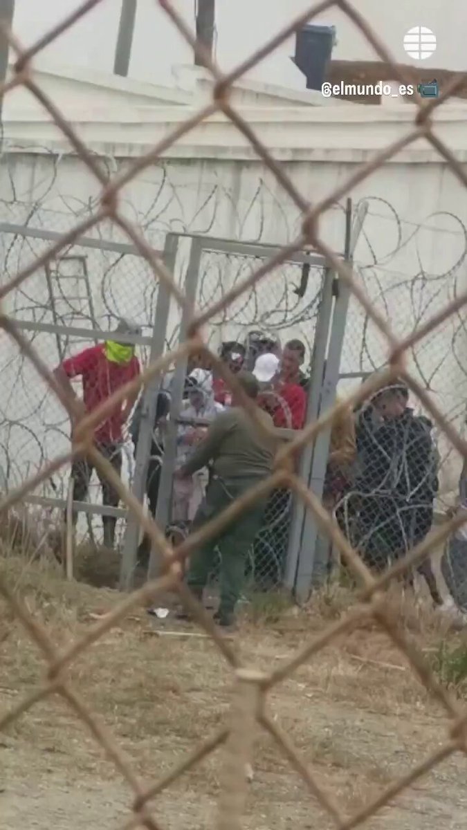Des dizaines de migrants se sont dirigés vers la barrière frontalière de Ceuta après qu'un garde-frontière…