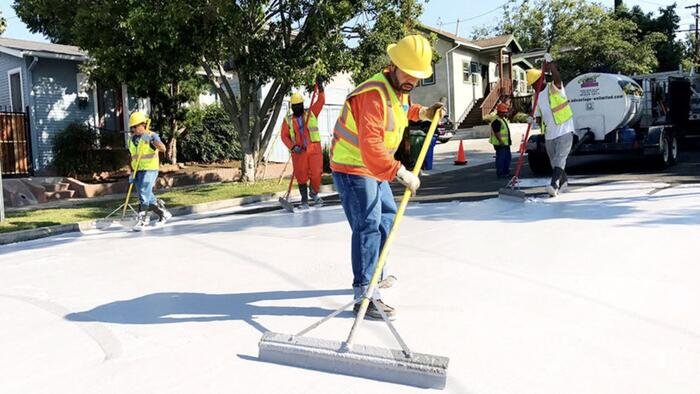 Los Angeles peint ses rues pour lutter contre les vagues de chaleur