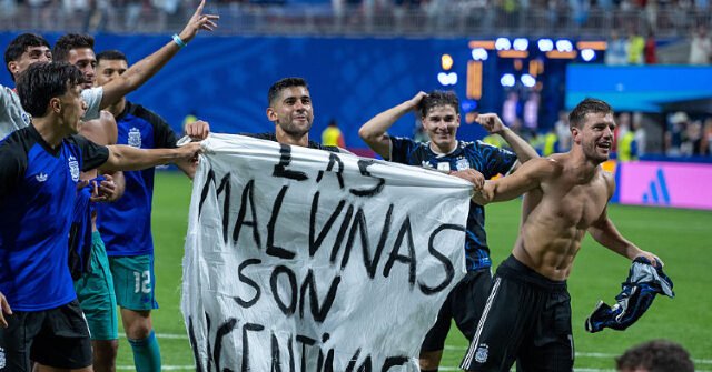 La FIFA accuse officiellement l'Argentine d'avoir brandi la bannière des Malouines lors de la Coupe du monde