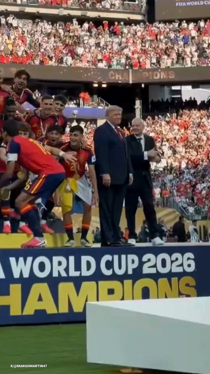 Le président Donald Trump et le président de la FIFA, Gianni Infantino, se tiennent aux côtés de…