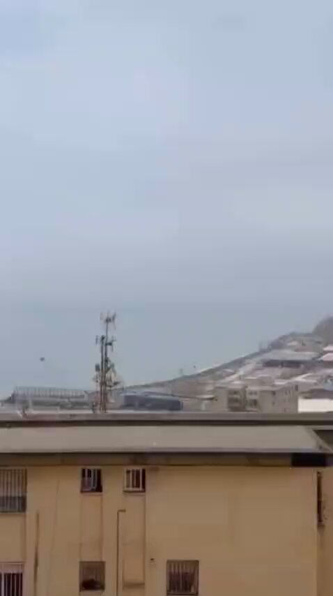 🇪🇸🇲🇦 Dans ces minutes, une énorme colonne de migrants illégaux se dirige vers la frontière Espagne-Maroc.